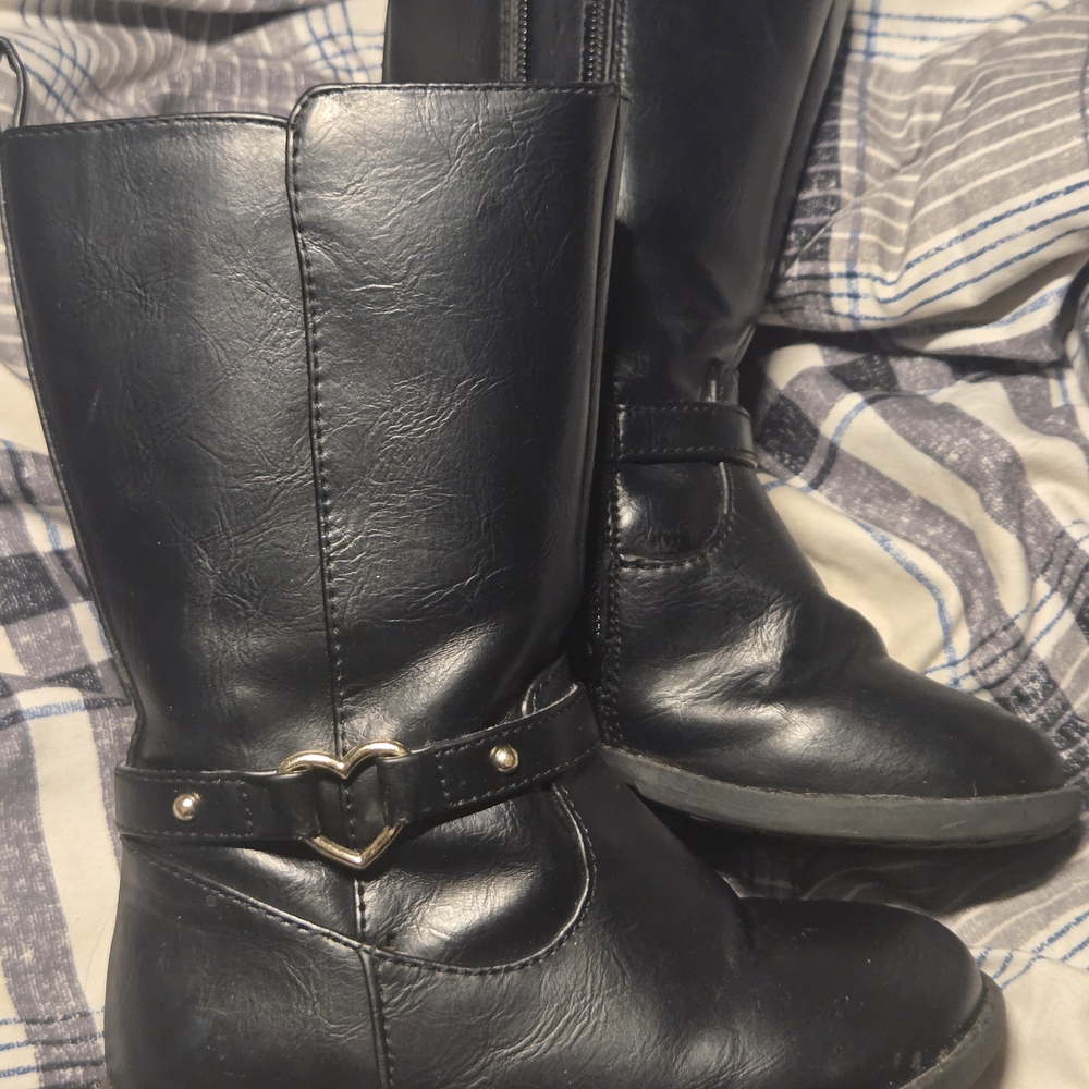 Place Black Kids Boots with Heart Detail